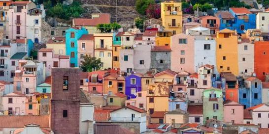 Cidade italiana Bosa encanta pela riqueza histórica e pelo