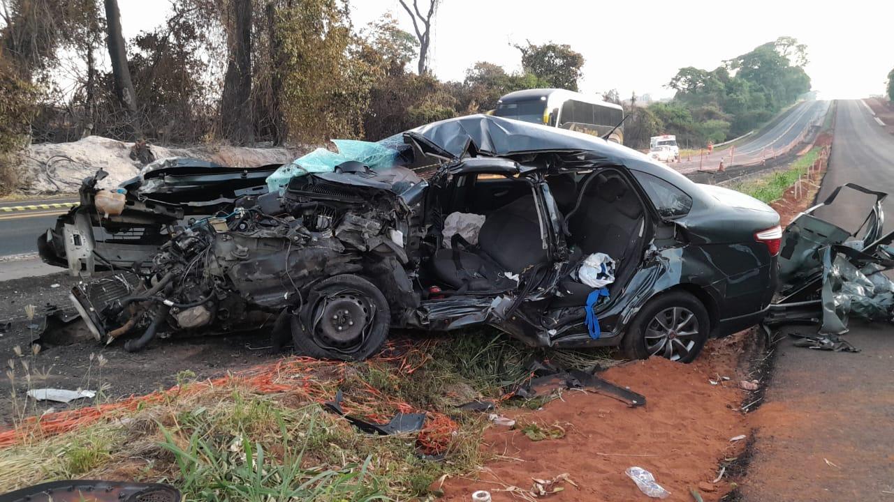 Acidente entre caminhão e dois carros deixa duas pessoas mortas na BR-153,  em Erechim, Rio Grande do Sul