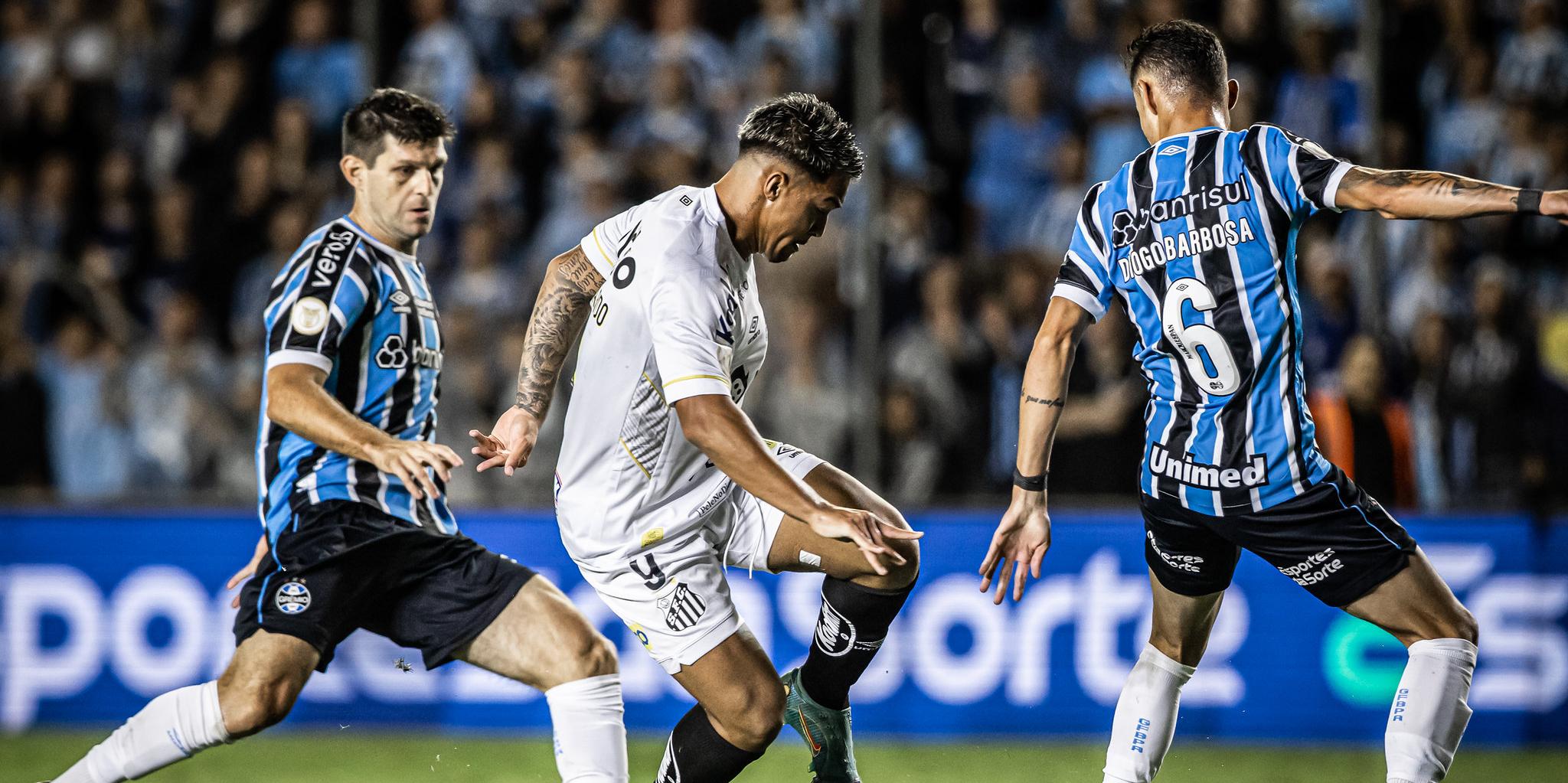 Santos emplaca cinco partidas sem perder no Brasileirão e chega