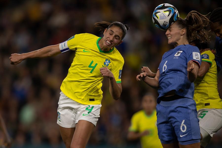 Brasil sofre com bola aérea da França, perde por 2 a 1, mas segue