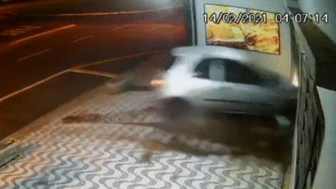 VÍDEO: motorista perde controle e invade padaria em SP ao