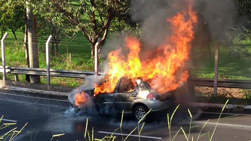 Carro consumido pelo fogo em Água Doce