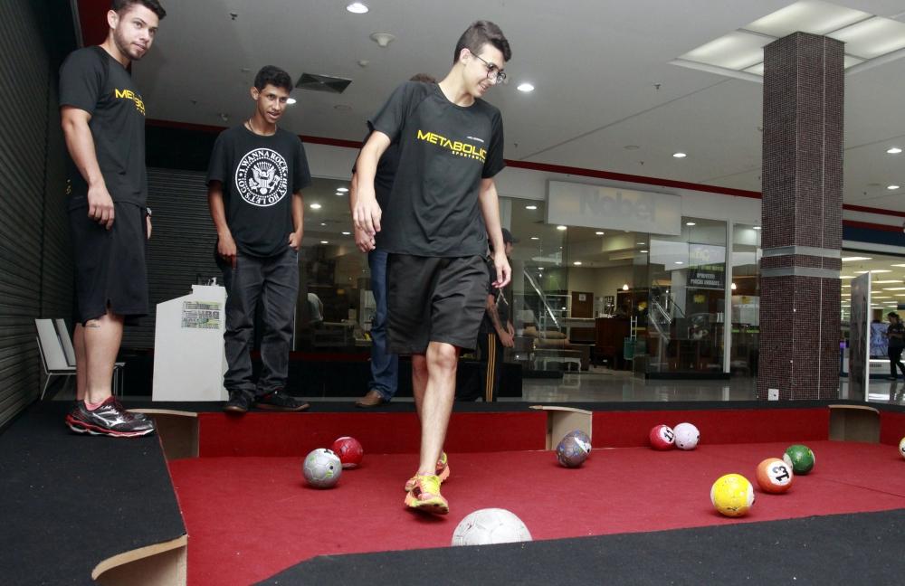 Snookball: jogo que mistura futebol e sinuca vem a Goiânia pela 1ª vez