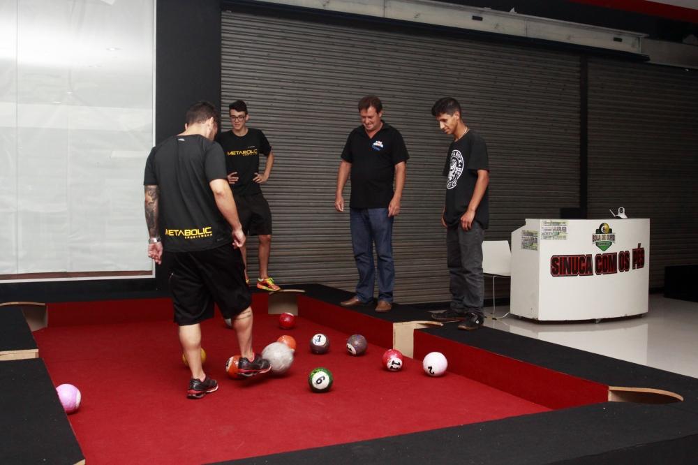 Snookball: jogo que mistura futebol e sinuca vem a Goiânia pela 1ª vez