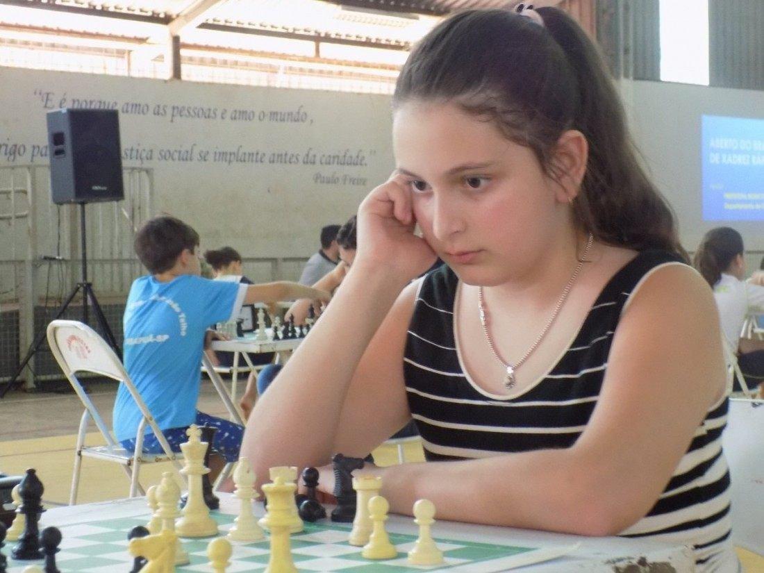 Gambito da Rainha: promessa do xadrez em Goiás é uma garota de 14 anos