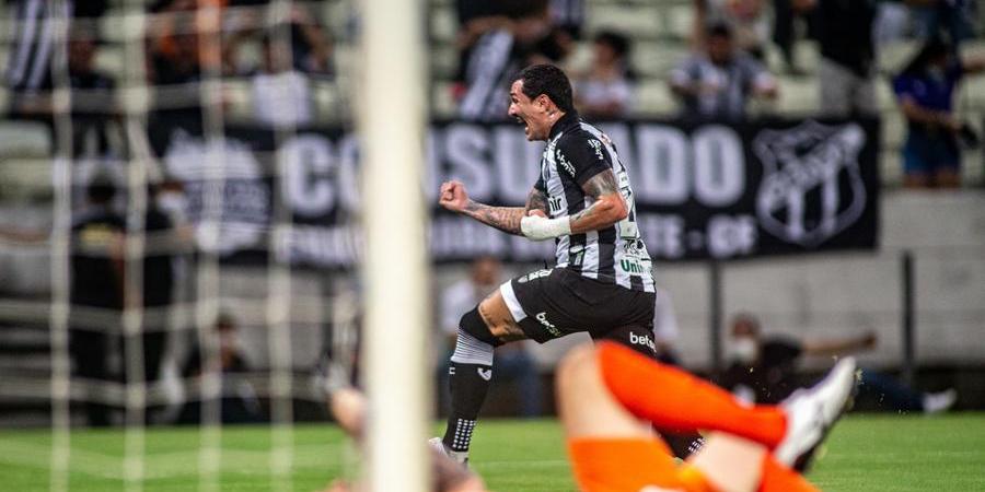 Cássio lamenta gol sofrido após falhar na saída de bola, enquanto Vina comemora (Divulgação/Stephan Eilert/Ceará SC)