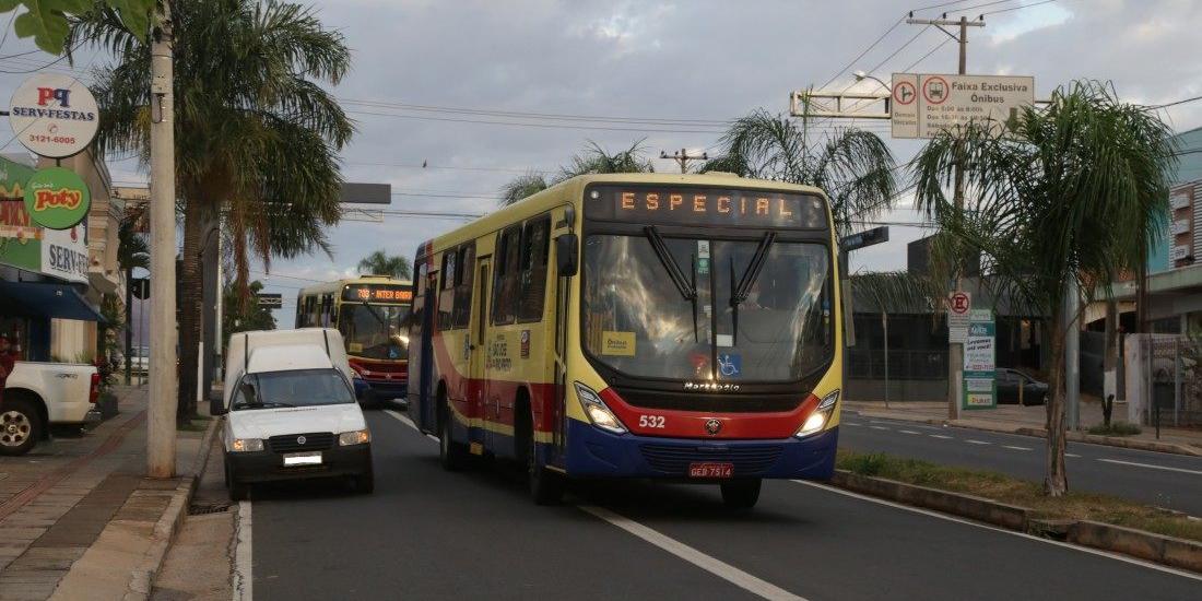 Conjunto de veículo. carro, moto, ônibus e caminhão