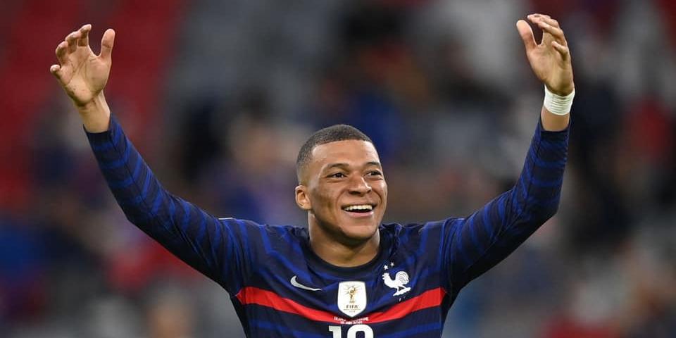 Mbappé desbanca Messi e é eleito melhor do mundo pela Globe Soccer