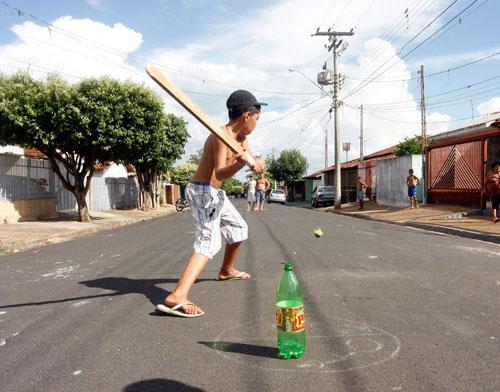 Dez brincadeiras de rua que fazem a cabeça da criançada