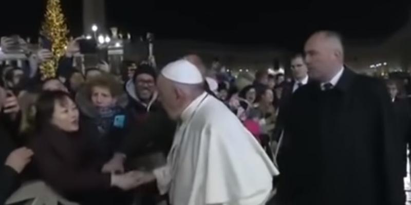 Papa Francisco pede para se encontrar com mulher em quem ele deu tapa