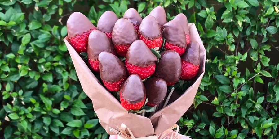 How to Make A Chocolate Dipped Strawberry Bouquet