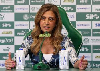 Enquanto Leila Pereira tem R$ 8 bilhões, John Textor tem bem menos