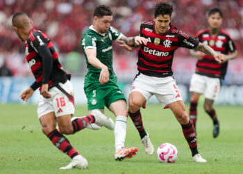 CBF disponibiliza áudios do VAR de Flamengo x Palmeiras após polêmicas