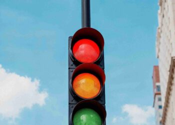 O que significa quando uma pessoa ajuda os vendedores nos semáforos, segundo a psicologia