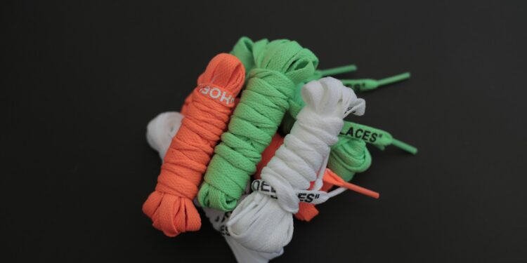 Adeus cadarços, nova tendência em calçados para 2026 é muito mais prático