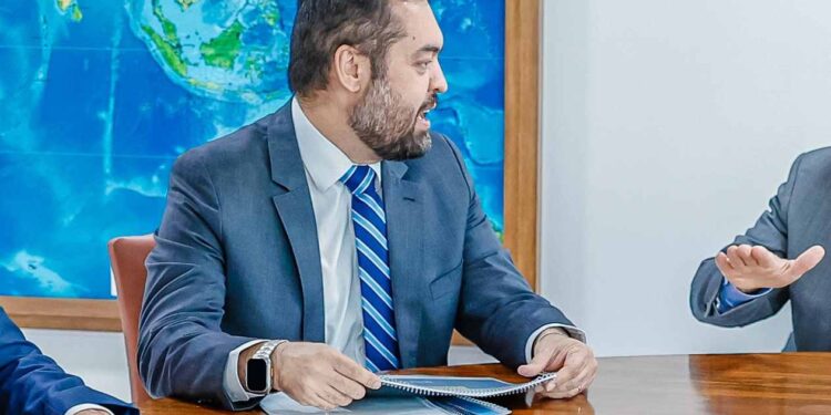 Enquanto Cláudio Castro ganha R$ 21 mil como governador do RJ, Eduardo Paes recebe mais como prefeito