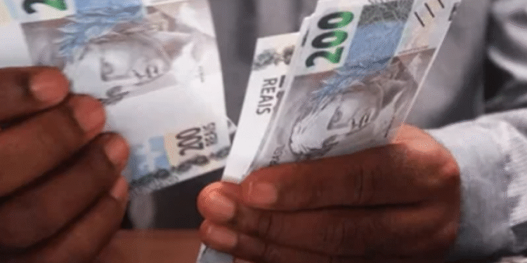 Objeto que todo mundo tem em sua casa feito de ouro é vendido por R$ 64 milhões