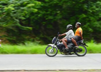 Lei proíbe dois homens em uma moto para evitar assaltos