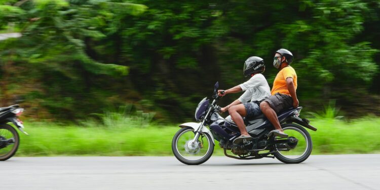 Lei proíbe dois homens em uma moto para evitar assaltos