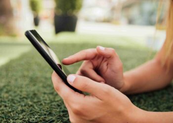 Cansado de iPhones e Samsungs? As pessoas estão migrando para este: R$ 700 por unidade, um aparelho barato e em ascensão!