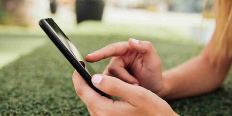 Cansado de iPhones e Samsungs? As pessoas estão migrando para este: R$ 700 por unidade, um aparelho barato e em ascensão!