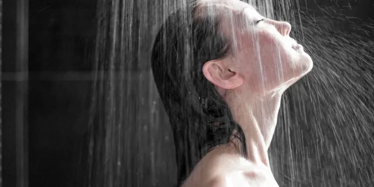 Tomar banho com esse famoso jeitinho brasileiro garante economizar até 70% na sua conta de luz