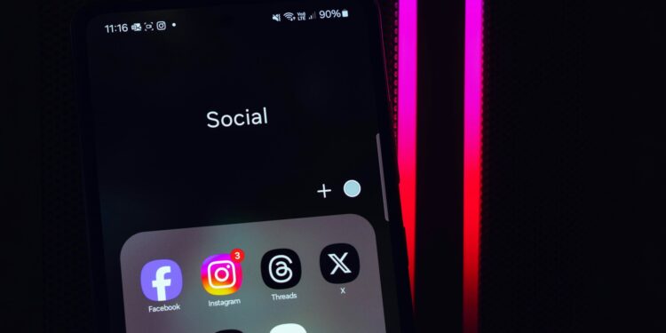 1 bilhão de seguidores nas redes sociais