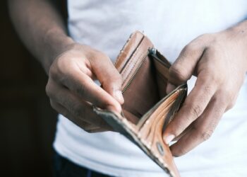 Governo decretou o congelamento das contas bancárias de quem está devendo dinheiro neste país