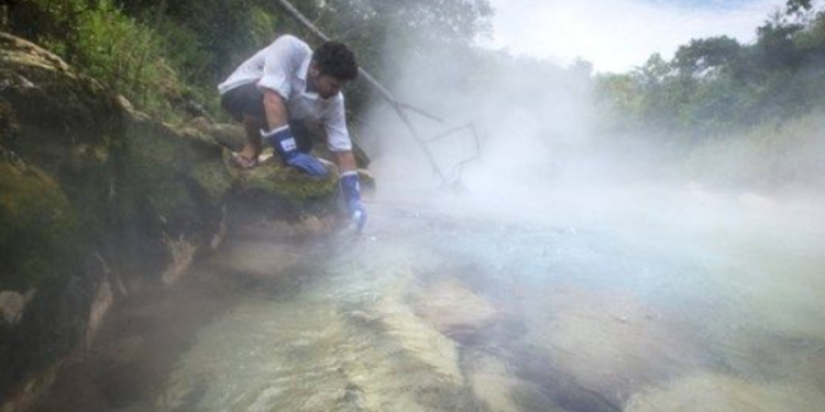 rio que ferve na Amazônia