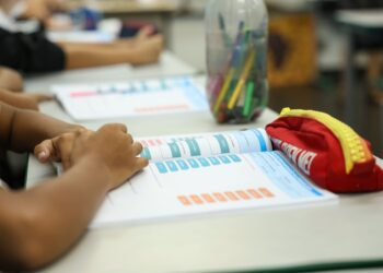 Governo escola ano letivo volta às aulas