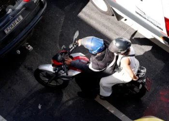 crianças em motos