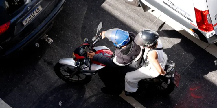 crianças em motos