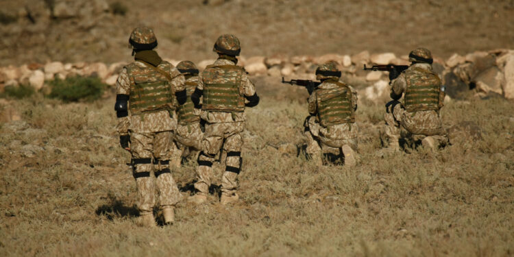 O ataque conjunto entre Estados Unidos e Israel no Irã tem sido o destaque mundial nos últimos dias e rumores sobre mais uma “Guerra Mundial” surgiram. O confronto garantiu o assassinato do aiatolá Ali Khamenei e do ex-presidente do país árabe Mahmoud Ahmadinejad.