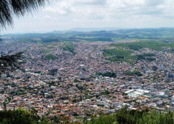 Cidade erguida dentro de vulcão brasileiro