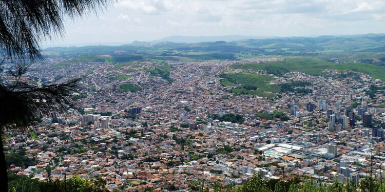 Cidade erguida dentro de vulcão brasileiro