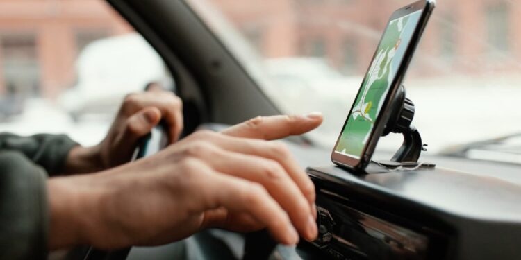 CONTRAN veta hábito comum entre motoristas de Uber