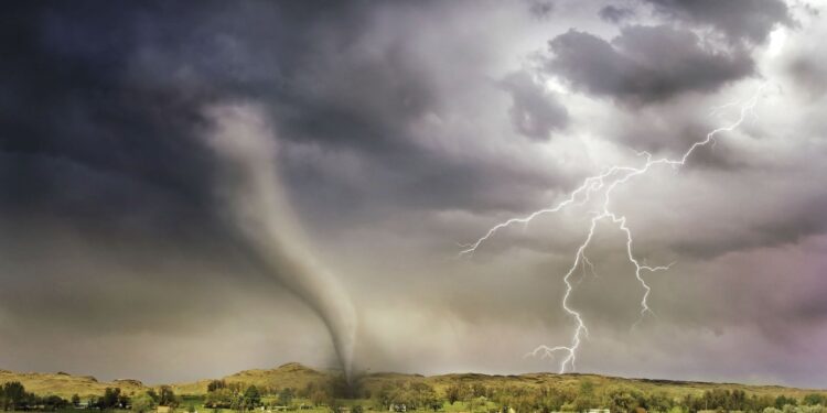 Diferença tornado furacão